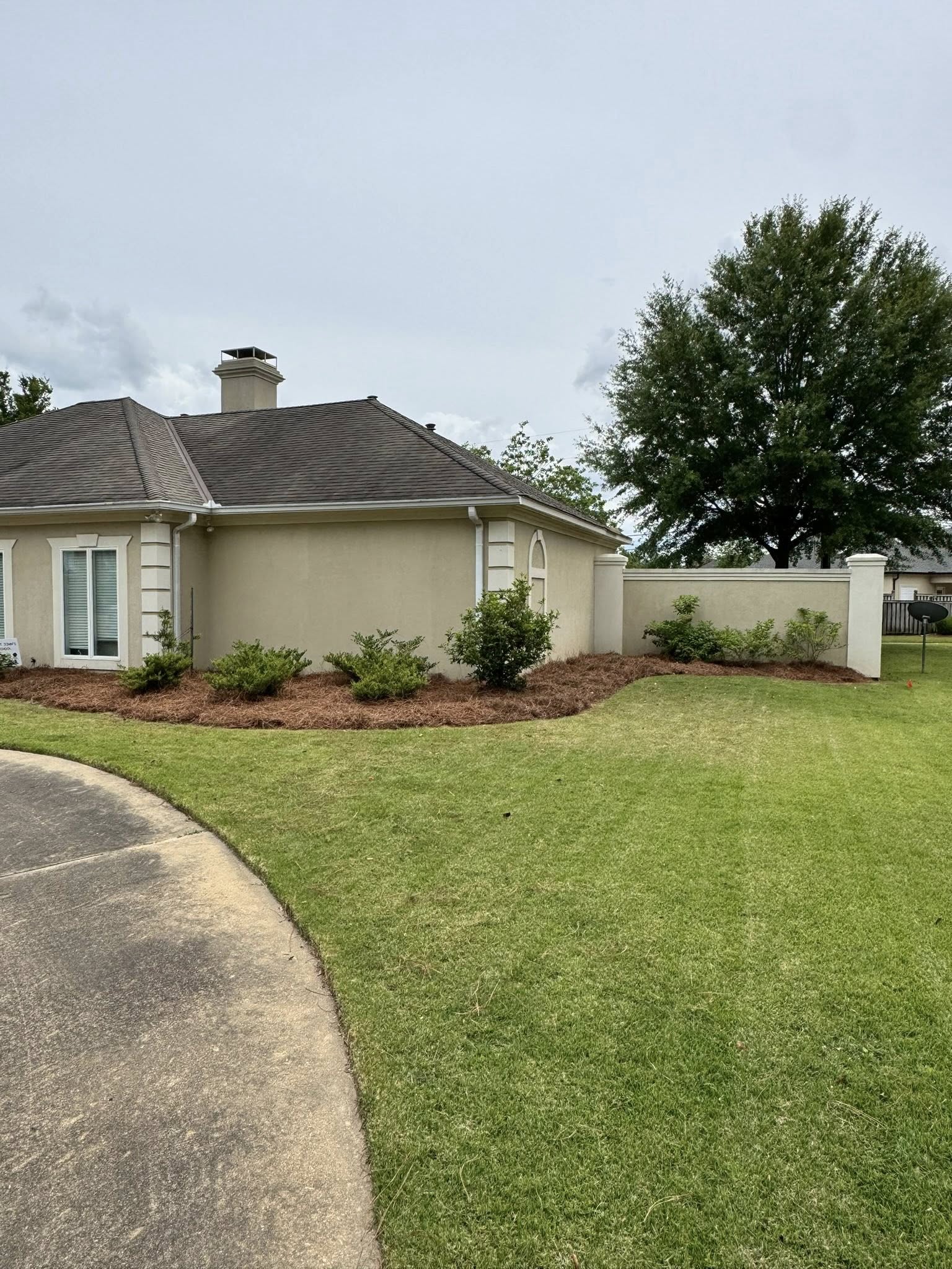 Clean professionally cut lawn with edging on a Sudbury residential property