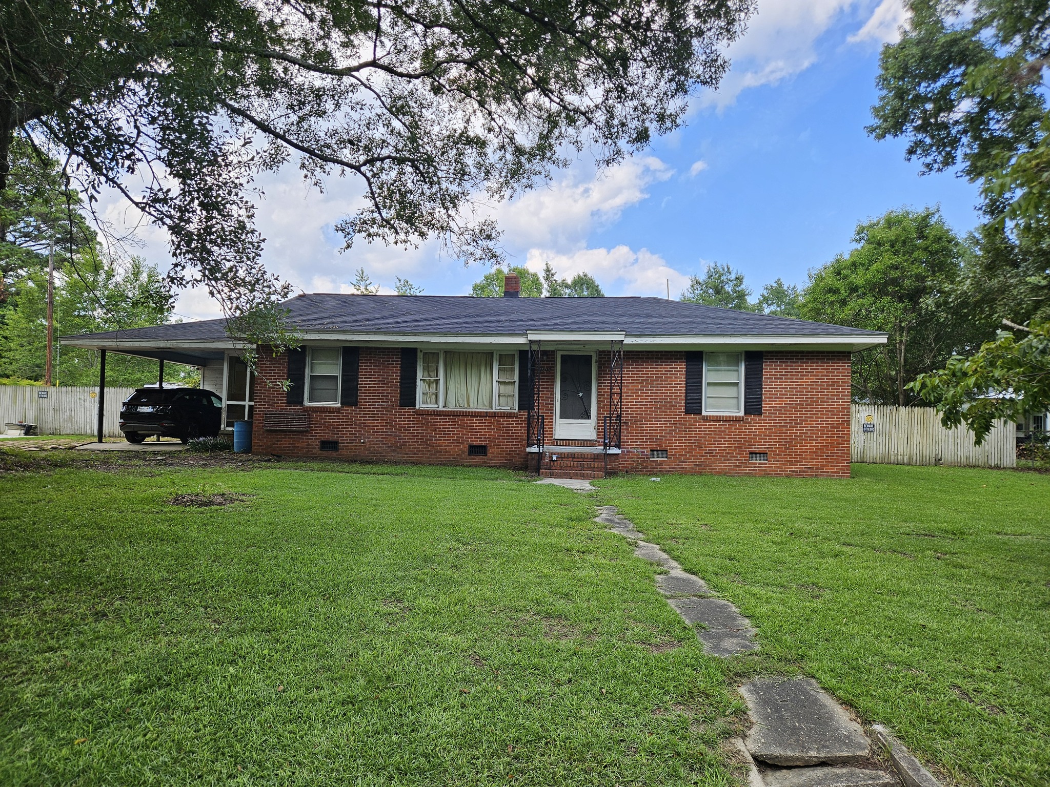 Large residential property with spacious lawn in Chelmsford Ontario