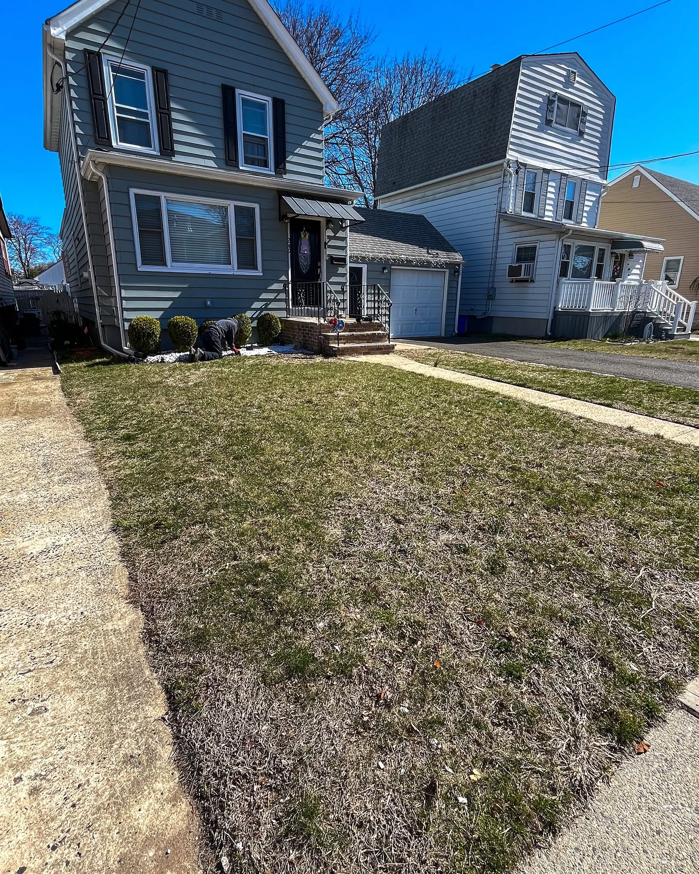 mechanical edging driveway border residential lawn weekly maintenance Greater Sudbury Ontario sharp line
